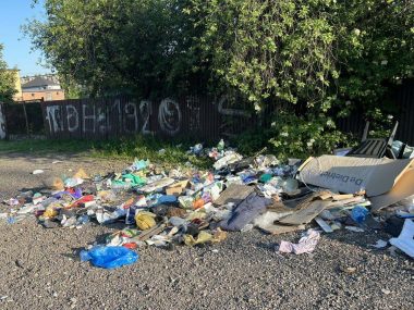 Po śmieci z nową firmą? Ale tu i ówdzie jeszcze usterki... Halemba - brak pojemników i śmieci na ulicy