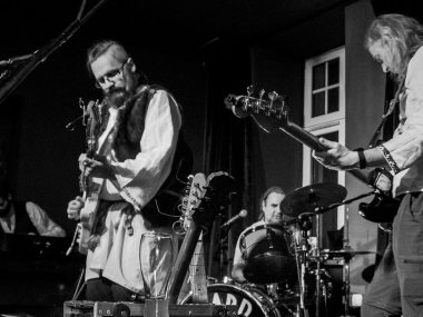 Elektryczne Dziady przy drodze na cmentarz. Koncert Hard Rockets