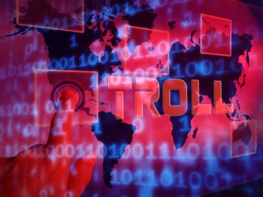 Rosyjskie trolle lubiły Brexit i szczepionki. Teraz wojnę Internetowy troll