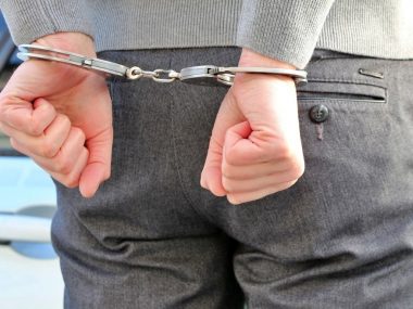 Złodziej uciekając ze sklepu wpadł na policjanta Kajdanki