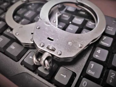 Bieruń: zbieg dał się aresztować, bo sam wezwał policję Kajdanki
