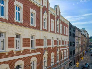 Zabytkowa kamienica znowu lśni pięknem cegły Elewacja kamienicy przy. ul. Piłsudskiego 34-36, Bytom