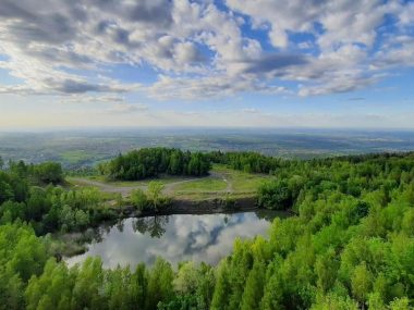 Żelazny strażnik, staw i wspaniała panorama na Beskidy Kamieniolom kozy 05