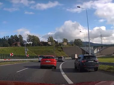 Kierowca Jeepa poboczem wyprzedzał na „zakręcie idiotów" Kierowca jeepa