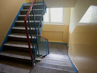 82-letni zabrzanin groził śmiercią swojej sąsiadce Klatka schodowa