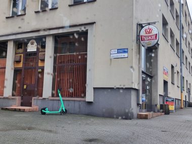 Kibole pobili niepełnosprawnego - złamali mu nos i żebra Policja poszukuje bandytów, którzy napadli na niepełnosprawnego