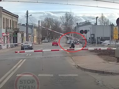 Kobieta znokautowana szlabanem w czestochowie Kobieta znokautowana szlabanem w czestochowie
