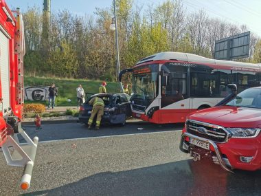 Autobus, ciężarówka i auto zderzyły się na Roździeńskiego Wypadek na al. Roździeńskiego Katowice 27 kwietnia 2022