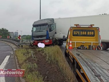 Kolizja samochodu ciężarowego na zjeździe z autostrady A4 Kolizja samochodu ciężarowego