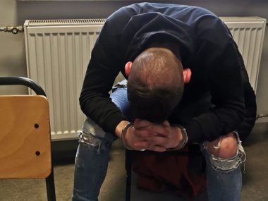 25-latek kopnął w głowę mężczyznę na ul. Warszawskiej Kopnal w glowe pracownika