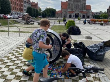 Wolontariusze szukają chętnych do pomocy przy nakrętkach Brakuje wolontariuszy - ktoś chętny do pomocy?