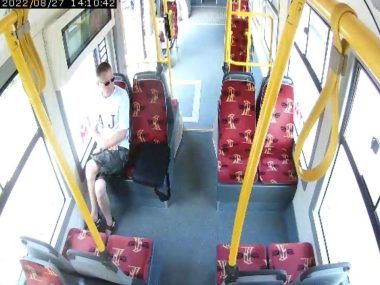 Trwają poszukiwania sprawcy kradzieży laptopa i telefonu Kradzież laptopa tramwaj