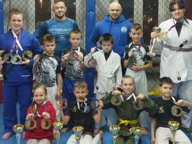 Zawodnicy rudzkiego klubu KTJ MMA z workami medali Nie ma zawodów bez medali, czyli sukcesy młodych zawodników KTJ MMA