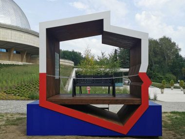 Tajemnicza instalacja ze sklejki przy Planetarium Śląskim Lawka planetarium