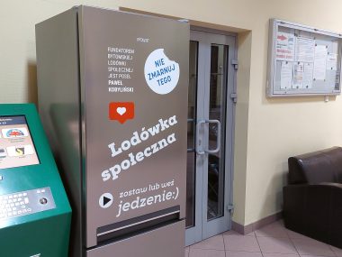 Nie wyrzucaj jedzenia po świętach! Lodówka Społeczna w Bytomiu