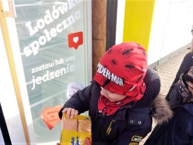 Trwa zbiórka na zakup piekarskiej lodówki społecznej Lodowka spoleczna