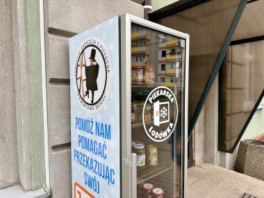 Piekarska lodówka społeczna stanęła przy urzędzie miasta Lodówka