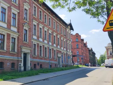 Były molestowane przez ojczyma. Kryminalista aresztowany Mieszkańcy odetchnęli, o losie dzieci zadecyduje sąd