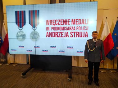 Piekarski policjant otrzymał medal za uratowanie życia Medal dla policjanta