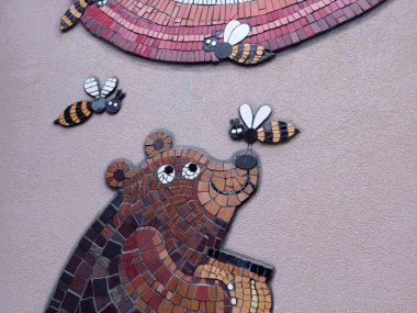 Miś ze słoikiem miodu pojawił się pod ulami i obok „Ula” Nowy mural w Bytomiu