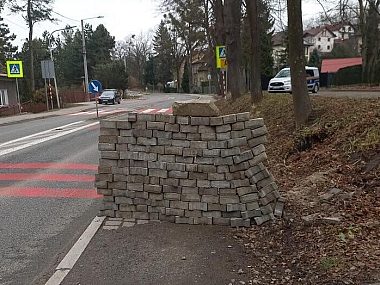 W Cieszynie chodnik murem podzielony... Murek w cieszynie 3 lutego 2024 3