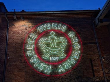 Pompy ciepła w Browawach Książęcych. Wydajność i mniej CO2 Tyskie Browary Książęce - neon przed wejściem do Browarium