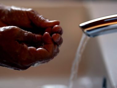 Ciepła woda znów popłynęła. Prace zakończono przed czasem Mycie rak