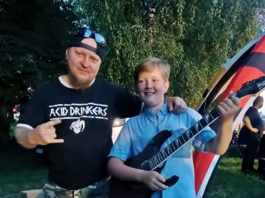W spełnieniu marzenia młodego piekarzanina pomógł radny Młody piekarzanin otrzymał gitarę elektryczną