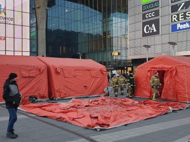 Na pl. Szewczyka przed dworcem PKP straż rozkłada namioty Namioty na placu Szewczyka