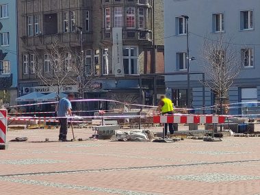 Wykopki na Rynku. Ruszyła naprawa odwodnienia liniowego Naprawa odwodnienia na rynku