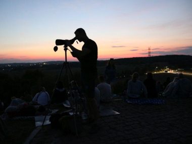 Gdzie będzie można zobaczyć deszcz Perseidów w Śląskim? Noc spadających gwiazd Kopiec Wyzwolenia