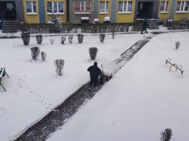 Od rana warczą i walczą Odśnieżone chodniki na osiedlach, to bezpieczeństwo mieszkańców