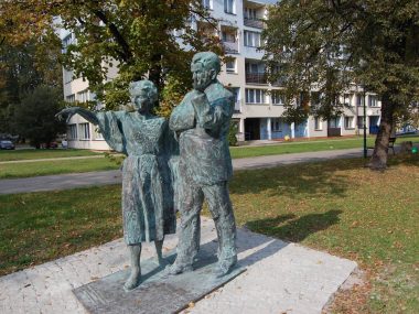 Miedzianka Po Drodze w Tychach. Oto program Wydarzenia festiwalowe odbędą się w okolicy rzeźby Hanny i Kazimierza Wejchertów przy ul. Karola Darwina