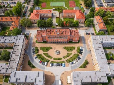 Inauguracja Nocy Muzeów w Tychach - spacer po osiedlu "A" Osiedle A Tychy plac świętej Anny lot ptaka