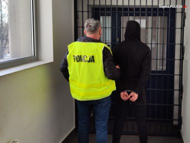 Wyłudził 129 tys. złotych metodą "na policjanta" Oszust zatrzymany w Katowicach