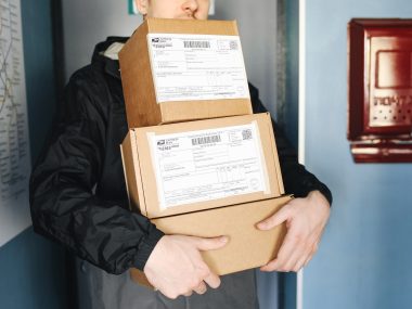 Uwaga! Oszuści podszywają się pod listonoszy! Nowa metoda oszustów - podają się za listonoszy