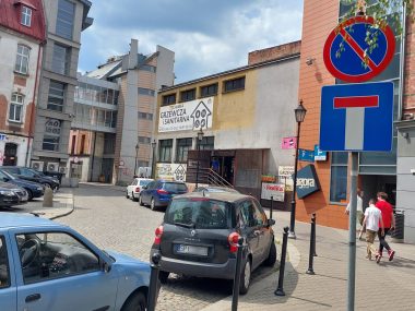 Auta stoją na zakazie, a wielki parking jest w połowie pusty Parkowanie na browarnianej