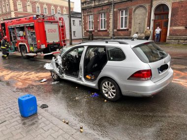 Wpakował się na czołówkę z ciężarówką Zakleszczonego w golfie kierowcę wycinali strażacy