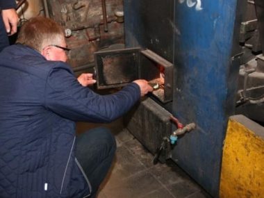 Za palenie "czym się chce" - wysokie mandaty! Strażnicy miejscy mają prawo wejść do domu i sprawdzić czym palimy