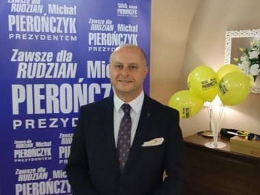 Jakie zmiany czekają Rudę Śląską za kadencji Pierończyka? Michał Pierończyk zadowolony podczas wieczoru wyborczego