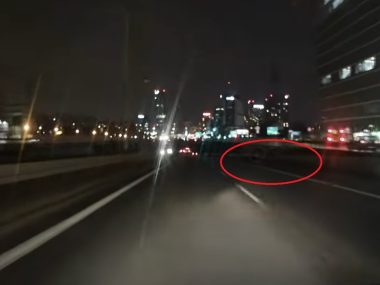 Grupa ludzi w ciemnych ubraniach przebiegała przez DTŚ Piesi na dtś