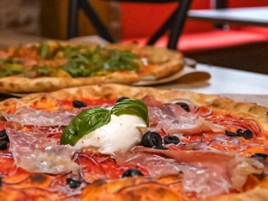 Dziś Międzynarodowy Dzień Pizzy! Lubicie ten włoski specjał? Pizza z kulką