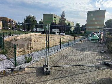 Trwa budowa nowego placu zabaw przy tężni Plac zabaw