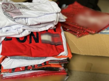 40-latka sprzedawała podróbki ciuchów znanych marek Policja zabezpieczyła blisko 200 sztuk podrabianej odzieży