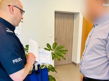 Pomógł ująć bandytę. Policja dziękuje za obywatelską postawę Podziękowania i skromne upominki od policji za obywatelską postawę