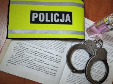 Poszukiwania złodzieja AGD - policja publikuje zdjęcia Policja kajdanki