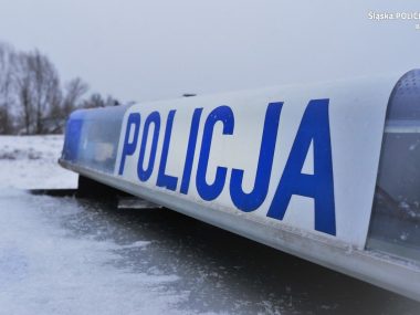 Okropne piractwo na Bielskiej. Kobietę zmiotłoby jak liść Policja - "kogut" na radiowozie