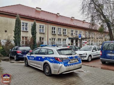 Wypadek budowlany w SP 14. Sufit spadł uczniom na głowę Policja przed SP 14 w Tychach