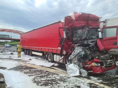 Tragiczny wypadek na A1 w Piekarach - nie żyje młoda kobieta Policja A1