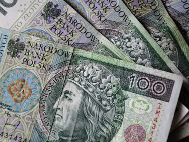 Chciał kredyt bez mieszania policji. Sytuacja w tyskim banku Polskie banknoty